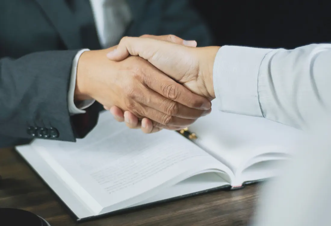 Suomessa asianajaja on suojattu ammattinimike – kaikki ovat oikeustieteen tutkinnon suorittaneita. 